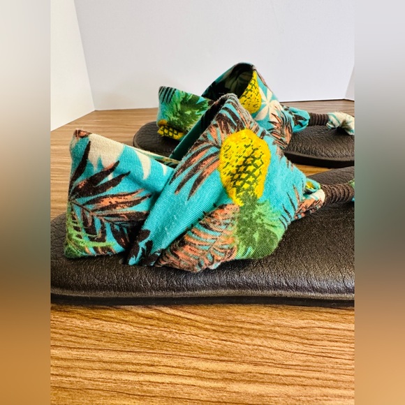 Sanuk Sandals - Picture 6 of 9